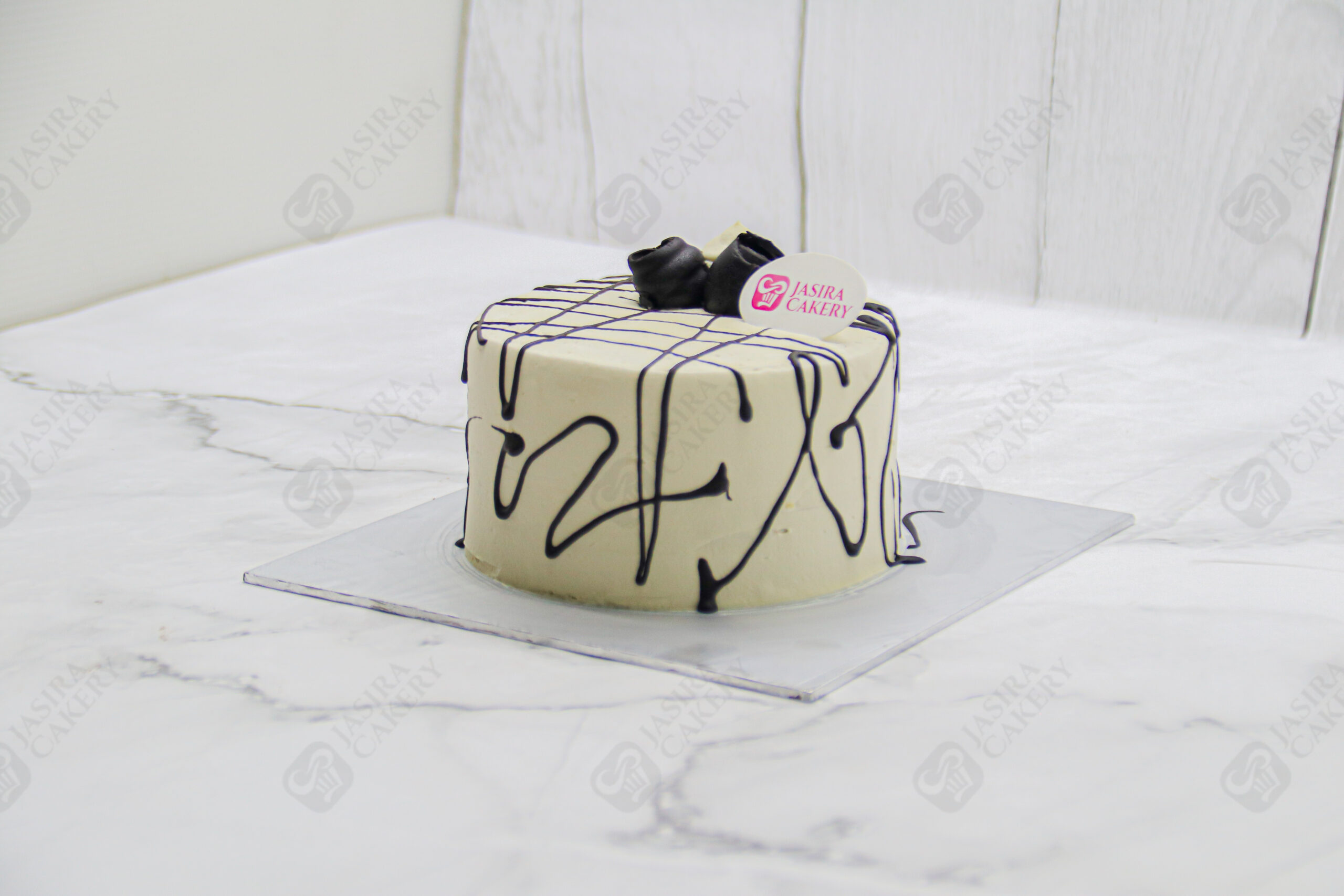Classic Vanilla Drip 12cm by Jasira Cakery - Image 2