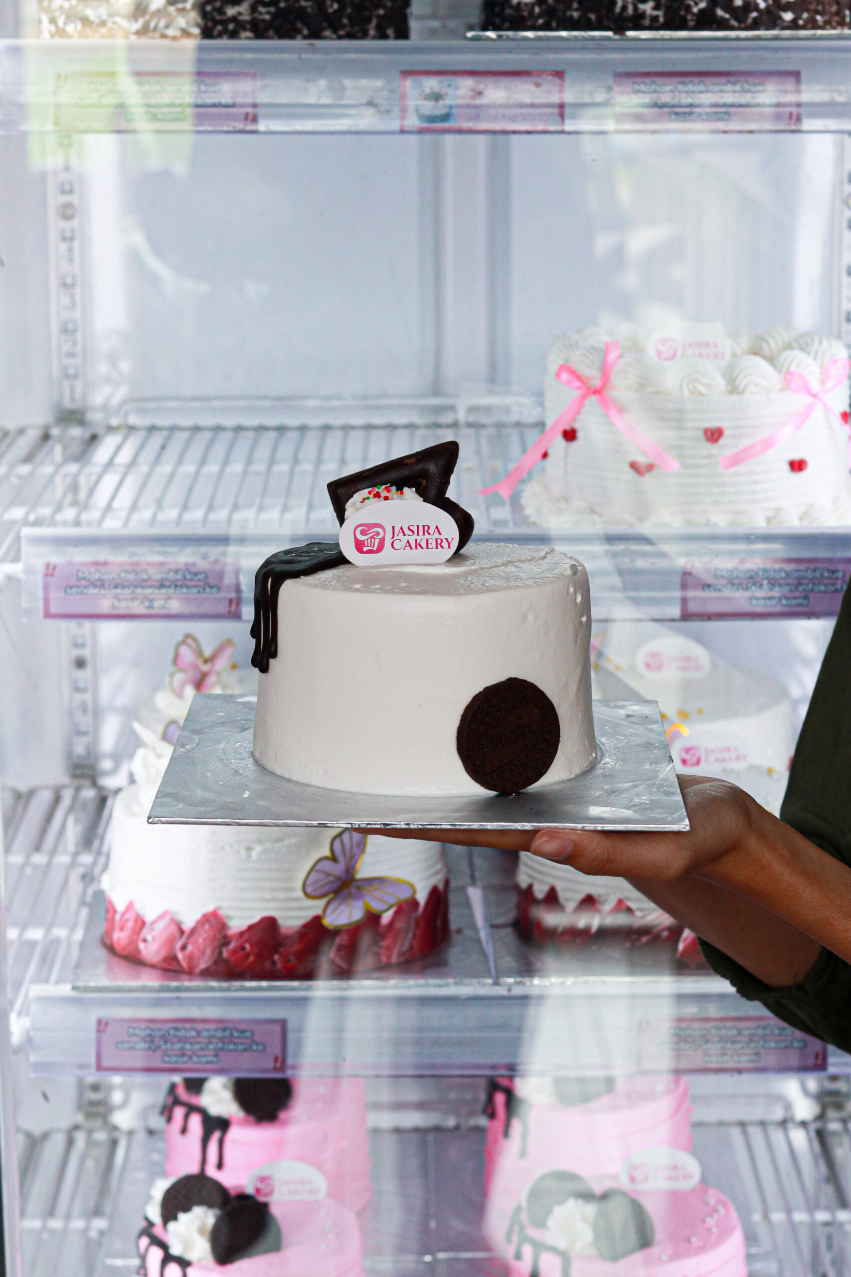 Classic Harmony Dripcake 12cm by Jasira Cakery - Gambar 3