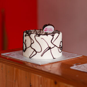 Classic Vanilla Drip 12cm by Jasira Cakery