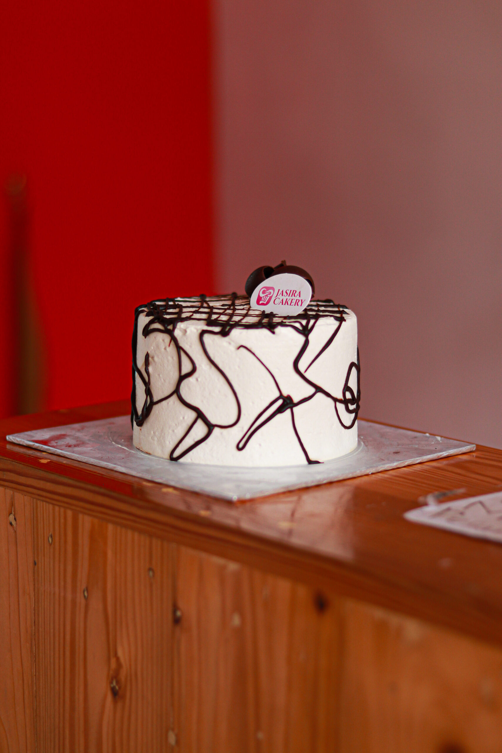 Classic Vanilla Drip 12cm by Jasira Cakery