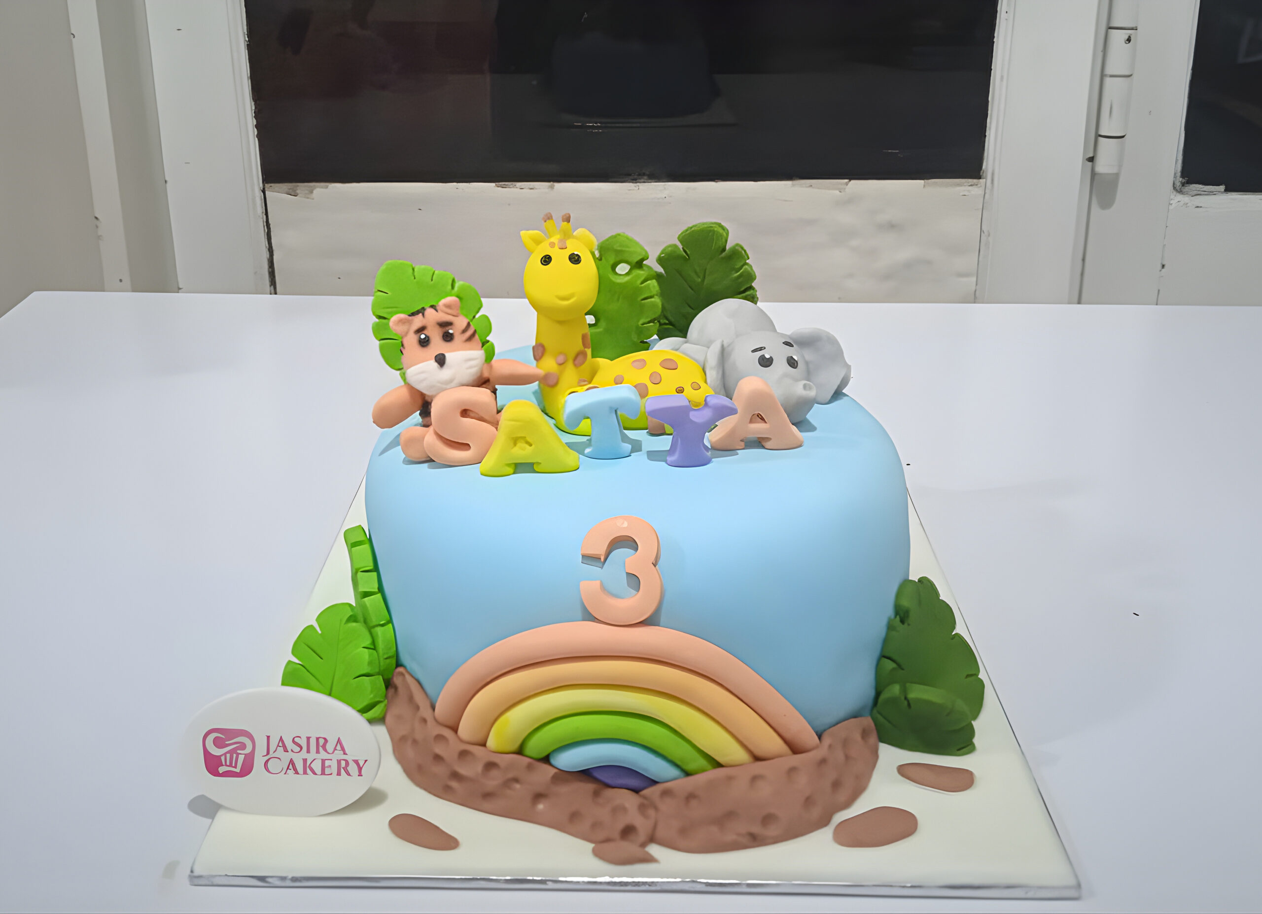 Custom Cake Fondant Tema Zoo by Jasira Cakery