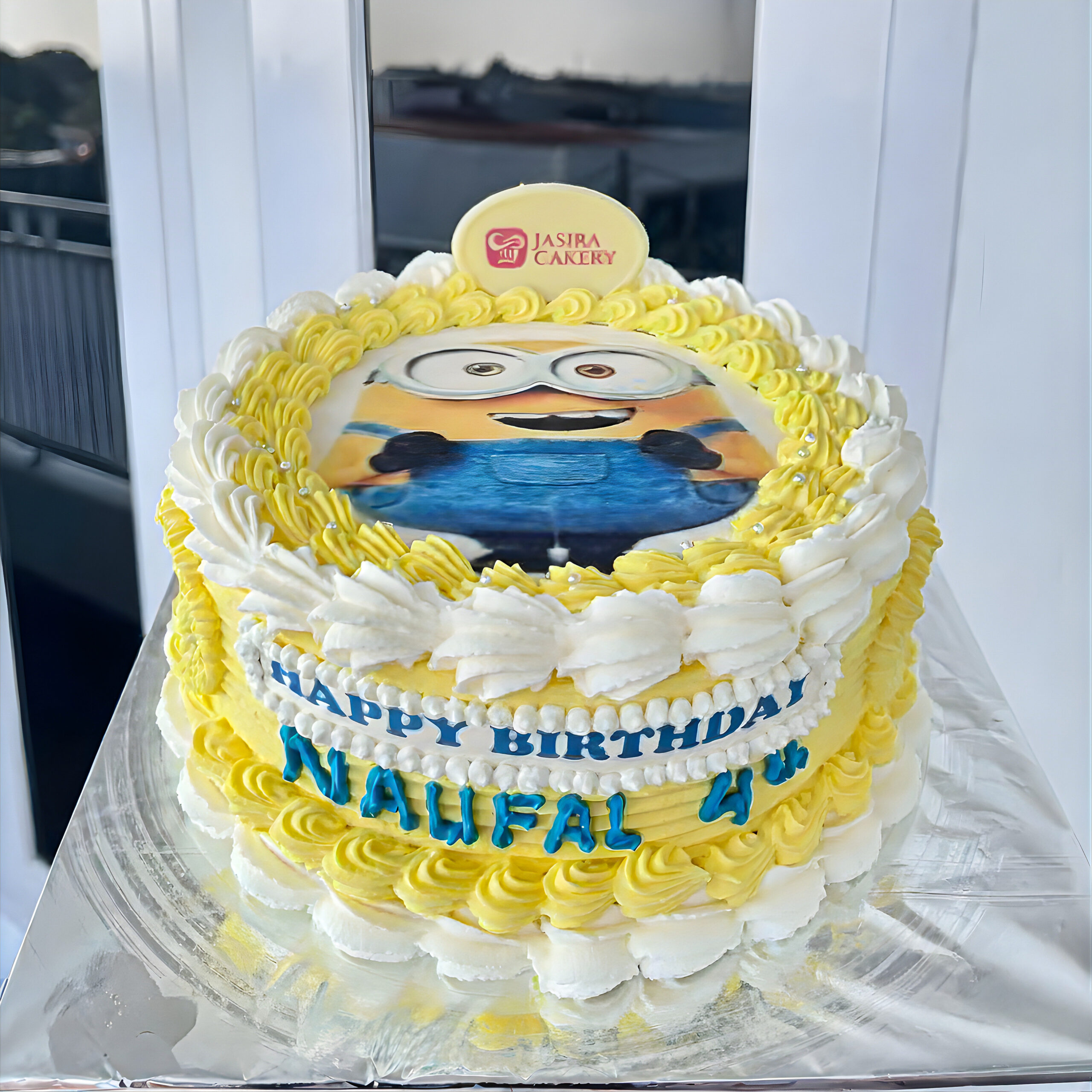 Custom Edible Cake Minion by Jasira Cakery