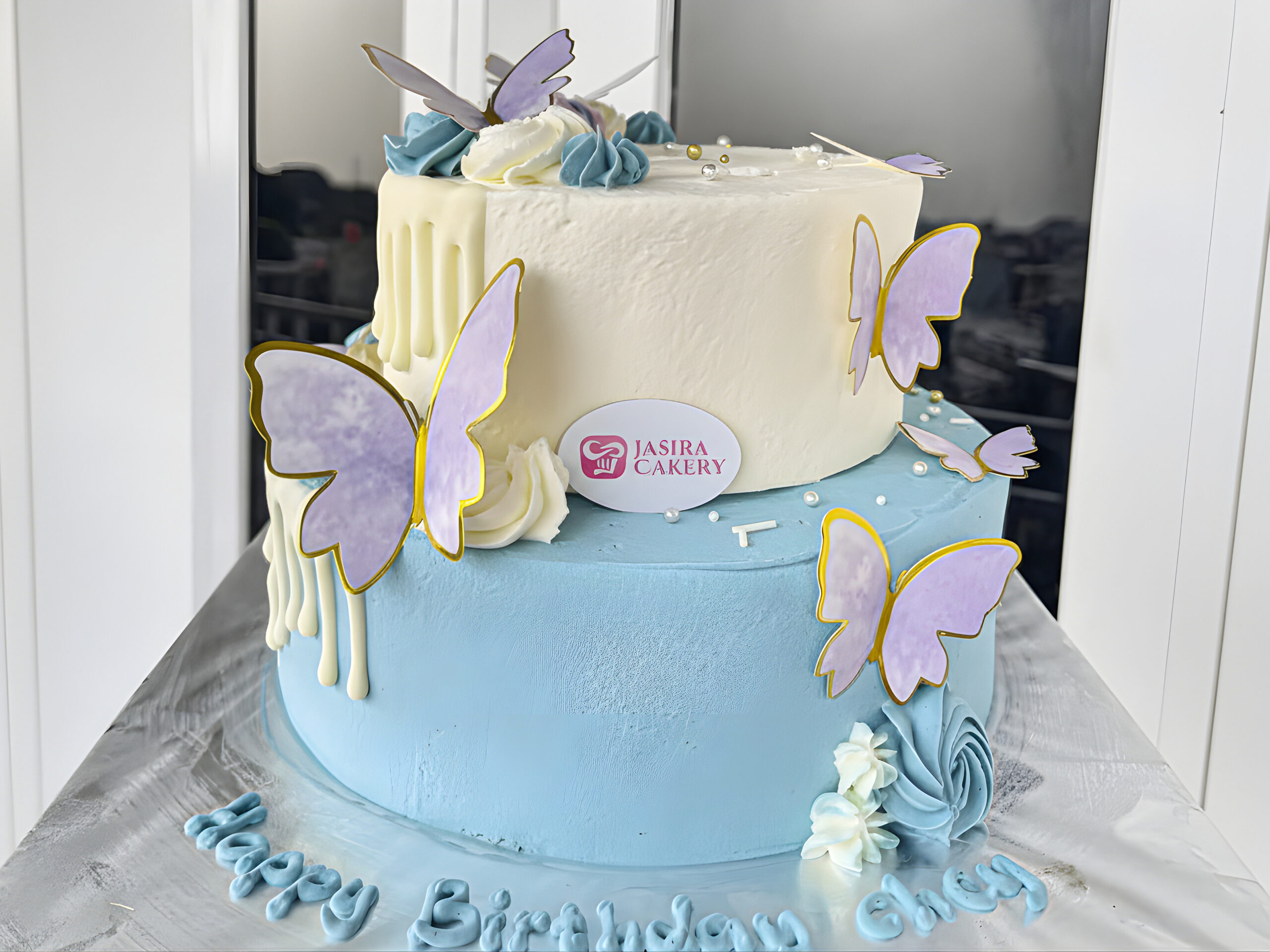 Custom Cake Butterfly 2 Tingkat by Jasira Cakery