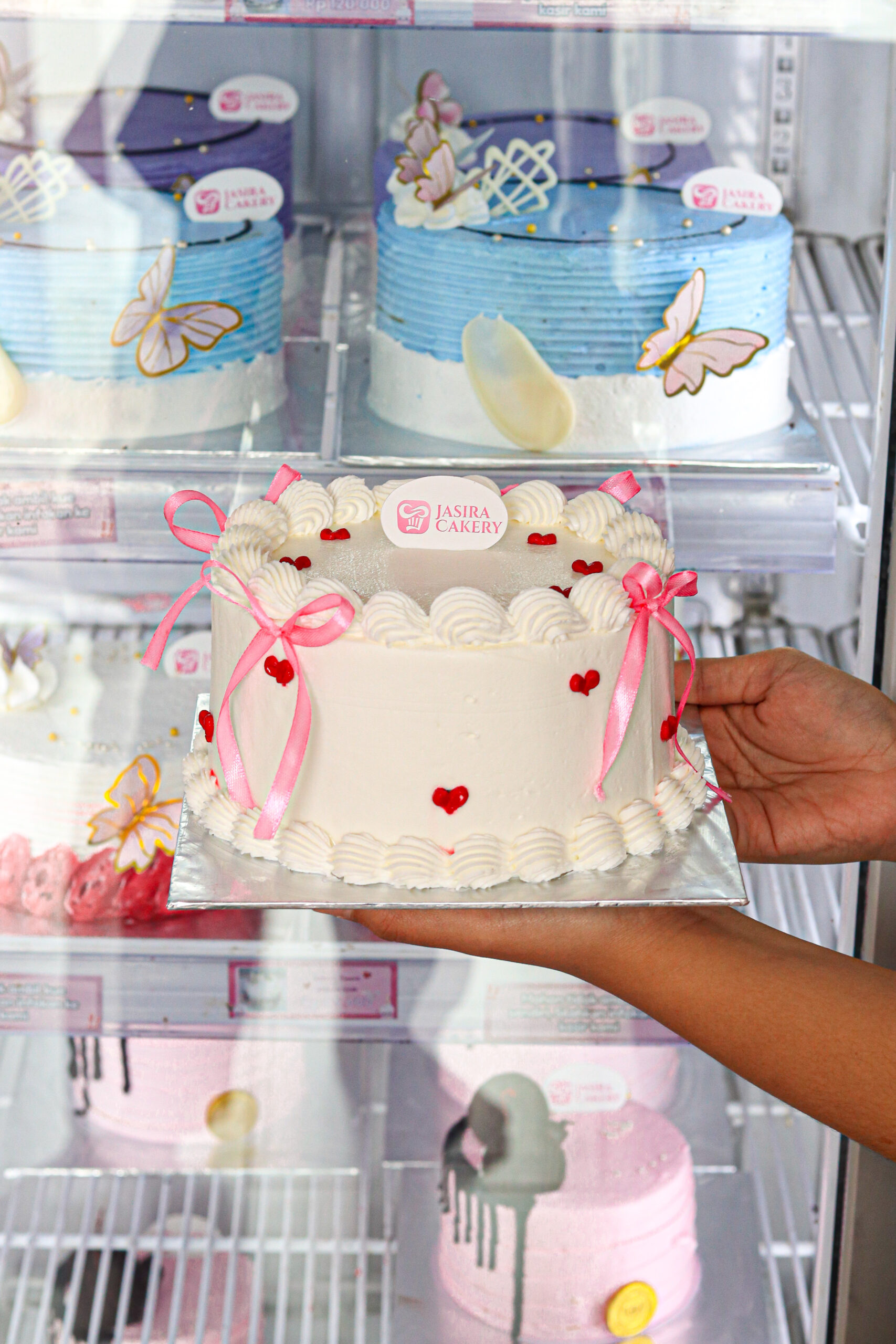 White Love 16 cm by Jasira Cakery - Gambar 2