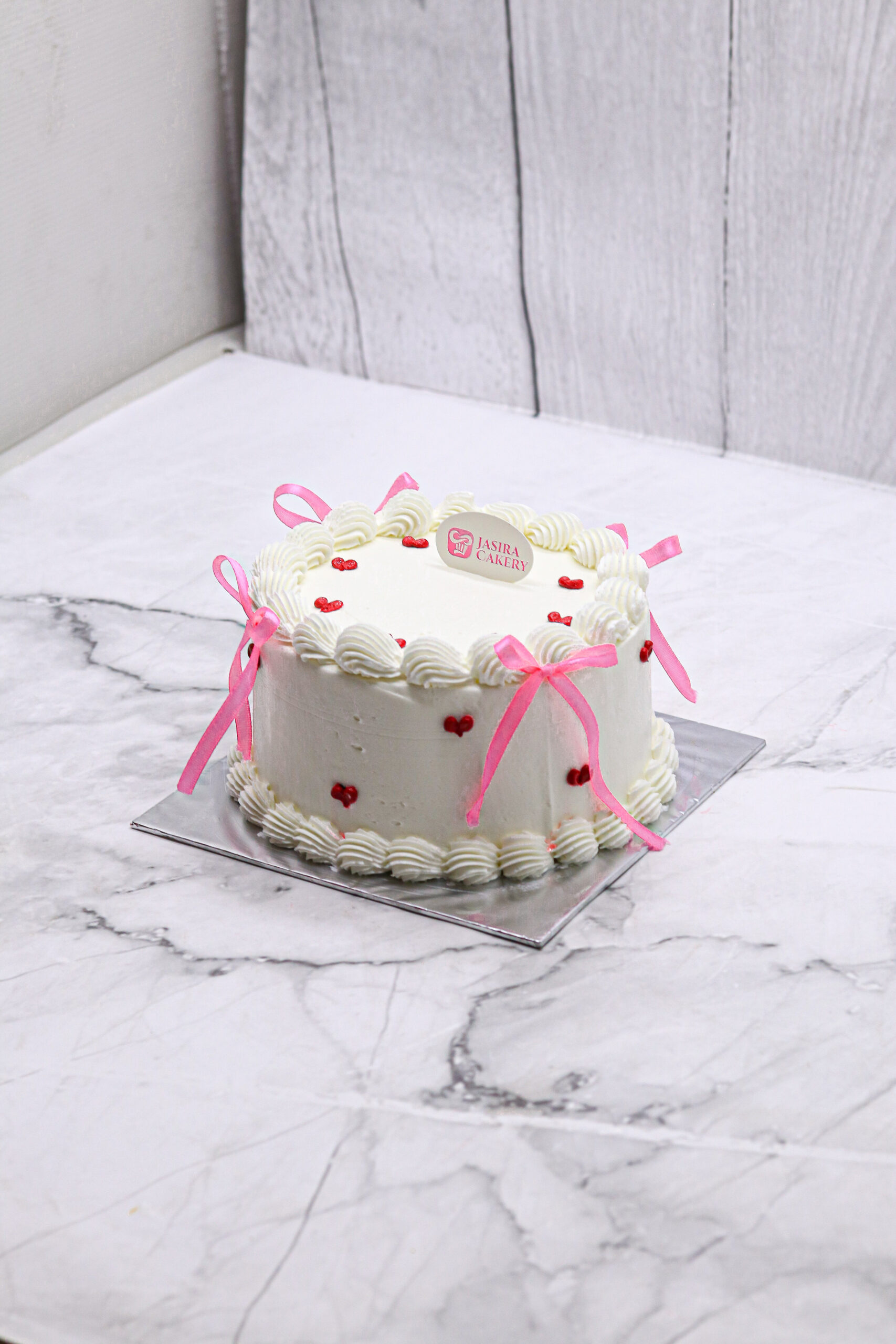 White Love 16 cm by Jasira Cakery