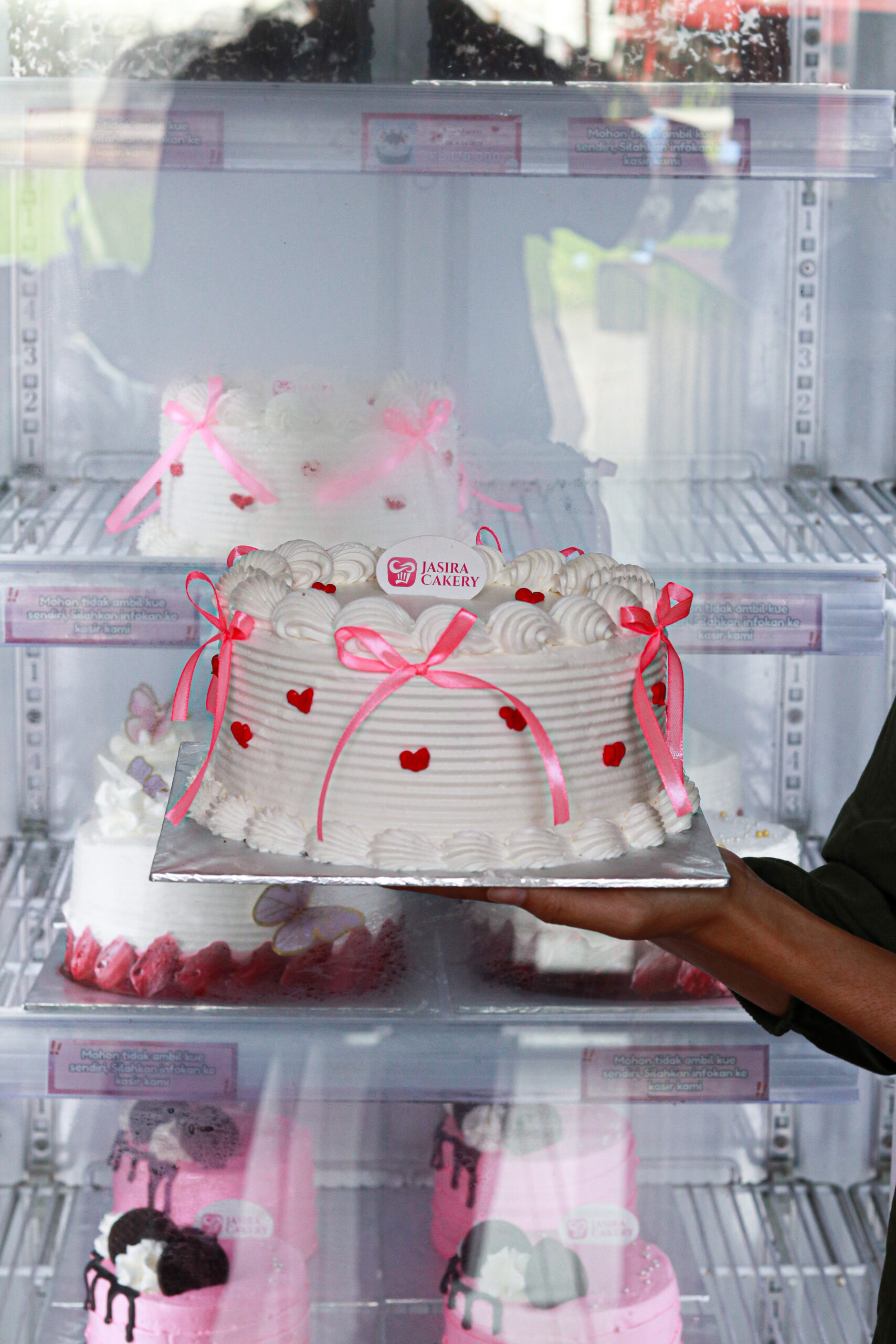 White Love 18cm by Jasira Cakery - Gambar 5