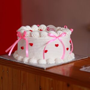 White Love 18cm by Jasira Cakery